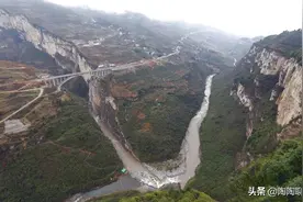 昭通市的一个县，位于云贵川交界处，建有一条双向10车道快速路图片