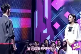 20岁少女跟暗恋多年的男神表白，门打开那一刻，全场都惊讶了图片