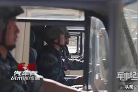 汽车兵开启“飞行”模式！驾驶5吨重卡车飞跃5米断桥图片