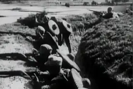 上世纪60年代，我在西藏当兵，一手握枪，一手拿锄图片