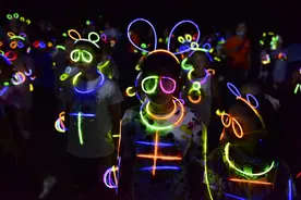 安徽合肥：亲子“荧光夜跑”倡导低碳生活「原创」图片