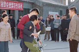 剧组在家门口拍戏醉酒父亲误打误撞进入剧组抢了群演的戏，太逗了视频封面