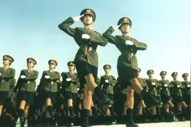 1999年大阅兵，孪生姐妹领队爆红，拒绝大量企业后，现况如何图片
