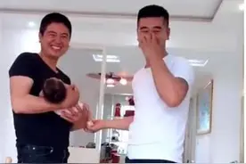 “最嫩爷爷”走红，抱孙子就似父子俩，网友迷惑：哪个才是爸爸？图片