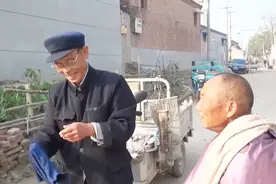 八旬老人坚持66年为孤老残疾免费理发 直言干不动为止视频封面