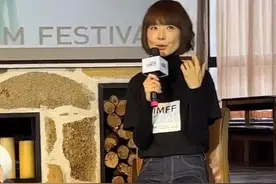 鲁豫出席活动未修图曝光，肤色暗黄两颊凹陷，52岁脸部松垮吓人图片