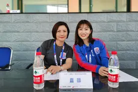 清纯可人！申花女足客串主持再度走红，21岁熊熙重回大众眼前图片
