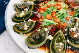 凉拌皮蛋总有腥味？这“2味”是关键，既锁住香味，还能去除腥味图片