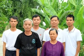 生有7个孩子的夫妻将5岁的双胞胎儿子送人，时隔43年终于团聚图片