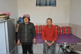 农村六旬大爷单身一辈子，搬新房后娶小五岁媳妇：结婚真好图片