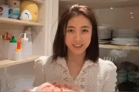 香港女首富甘比疑似整容，网友感叹：神似韩国明星，眼睛变化巨大图片