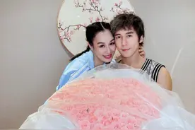 钟丽缇七夕收大捧粉玫瑰，打扮成小姑娘与张伦硕对嘴亲吻，超腻乎图片