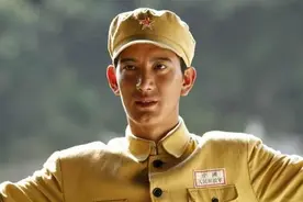 敌军车队即将开来，参谋长灵机一动，主动上前去“迎接”图片