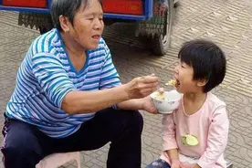 这么喂饭，看似爱娃，其实是害娃！这几个错误做法，尽快改改图片