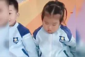 女童标准应付式微笑：10颗牙齿起，网友：你的笑只是你穿的保护色图片