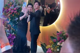 许晴与杨洋玩自拍，紧身裙秀蜂腰V领显优越身材，52岁宛若少女图片