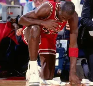 NBA纪实连载27:98年带领内忧外患的公牛三连冠，乔丹彻底封神上卷