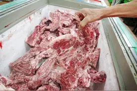 解冻肉鱼时，用清水泡是外行，学会这样做，快速解冻，去腥去异味图片