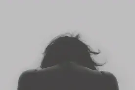 为了孩子，萧山女子离婚后仍和前夫同住！10年后得知前夫早已再婚，房子也送人了图片