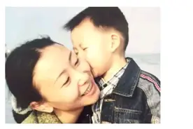 王琳凯晒童年照为妈妈庆生，平头配牛仔衣，从小酷到大图片