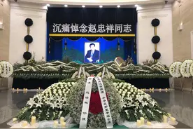 赵忠祥之子：家父今日出殡，告别仪式上用《动物世界》配乐图片