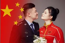游泳冠军大婚现场曝光：警察老公跳舞搞笑，伴娘张雨霏穿真丝睡衣图片