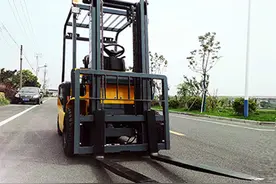 电动叉车价格3吨1.5吨1吨分别多少钱一台？图片