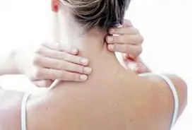 落枕是怎么回事？怎么解决？图片