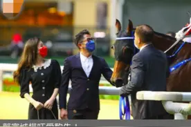 郭富城方媛合体现身马场，为爱驹比赛打气，一路十指紧扣大秀恩爱图片