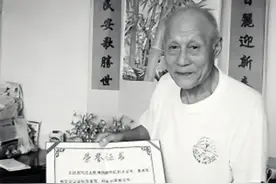 2005年，一位老农被请到钓鱼台国宾馆，期间十几位将军陪同图片