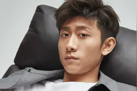 张一山疑似新恋情曝光，如此就坐实了前女友宋妍霏之前的言论视频封面