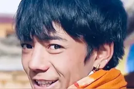 丁真实火了！知名男演员上线回应被撞脸，并夸他长得比自己还帅图片
