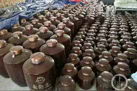 副局长情人逼地产商以酒换房：151坛廉价白酒强换1300万商品房图片