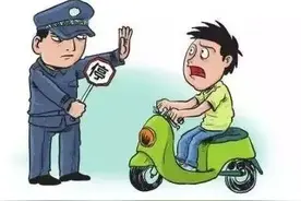 南宁的“电驴党”要注意啦！下次再开到人行道，小心被罚！图片