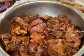 山东大爷路边摆摊35年，4点营业3点就有人排队，一盆肉1小时卖光图片