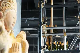 在桂林旅游，遇到一家有文化的餐厅，北魏佛像石刻就在餐桌边图片