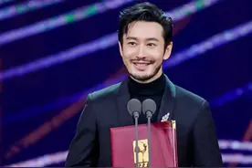 黄晓明爆冷斩获金鸡奖影帝，含泪发表感言，段奕宏的表情耐人寻味图片