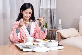 产后坐月子，妈妈和婆婆牢记这些饮食禁忌，宝妈产后恢复快更年轻图片