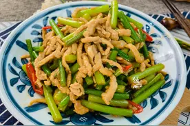 炒蒜苔时，要不要先焯水？很多人做错了，难怪不入味，口感差图片