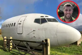 英国琼斯将波音737改造成房车 复原驾驶室 配套阳台和沐浴室图片