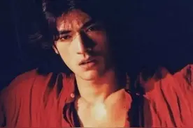 八位“港台男神”今昔对比，有人帅了一辈子，有人撞脸张纪中图片