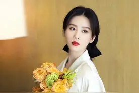 杨幂学刘诗诗穿白色真丝睡裙，靠裙摆制造亮点，赢了女人味输气质图片