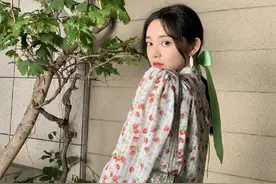 穿上碎花衣是村姑还是美女？看了周洁琼穿搭就知道，宛如仙女图片