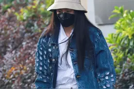 时髦经的衣服破这么多洞！奶奶看完想帮你缝起来图片