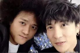 薛之谦现身赵英俊饭店，参加赵家家宴，一身黑衣心情沉重图片