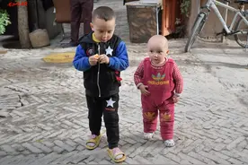 喀什噶尔老城中，那些独具地域特点的维吾尔族儿童图片