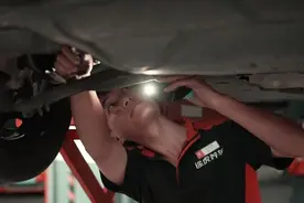 夜杭城•汽车修理工：修车像医生救人，看到司机平安上路就高兴图片