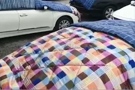 汽车穿上了棉被？车主：被冰雹砸怕了图片