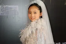 范冰冰堂妹穿层“塑料”走秀，年纪挺小却有范，看着挺专业的图片