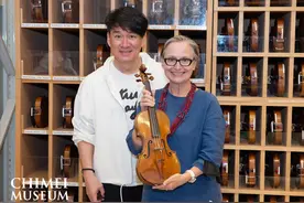 周华健罕见和美国妻子同框，61岁妻子头发花白，打扮素雅好温柔图片